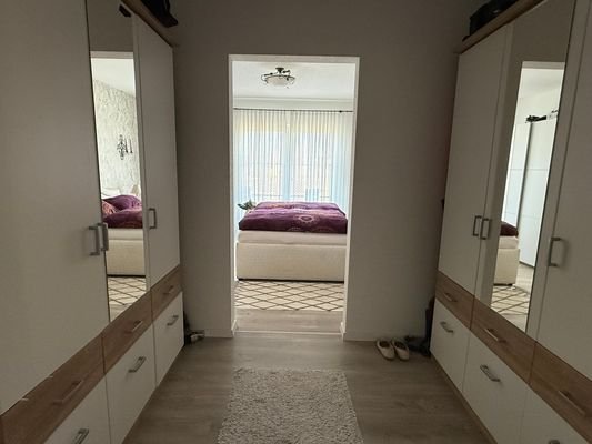 Ankleidezimmer mit Blick ins Schlafzimmer 
