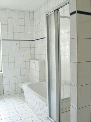 mit Dusche und Wanne EG