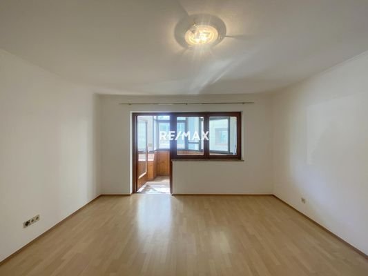 großes Wohnzimmer mit Loggiazugang