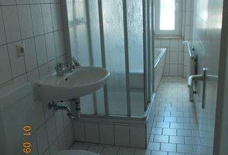 Bad mit Wanne u. Dusche.JPG