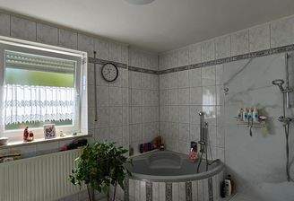 Bad m Eckwanne u Dusche.jpg