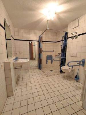 Blick ins Bad mit Dusche