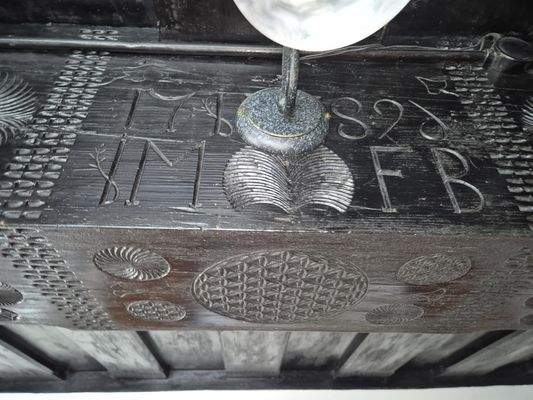 Wohnzimmer Stübe mit Jahreszahl im Deckentram