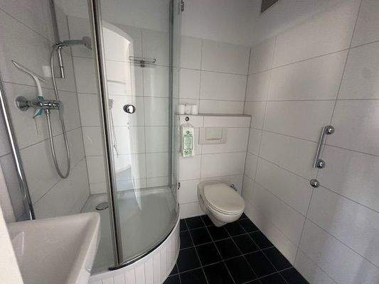 Bad mit Dusche und WC