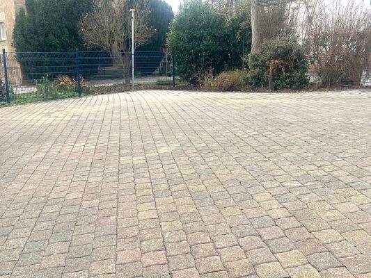 seitliche KFZ-Stellplätze 