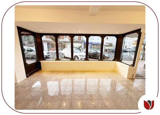 Große Fensterfront - Granitboden