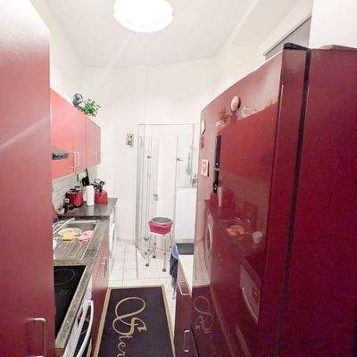 Moderne rote Einbauküche