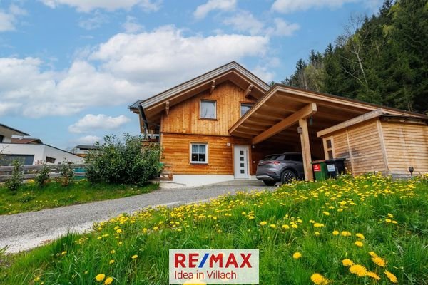 Eingang und Carport