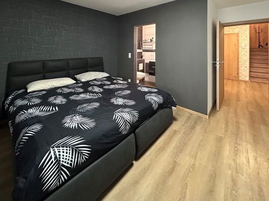 Schlafzimmer im Erdgeschoss mit angrenzendem Bad