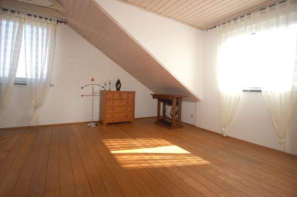 Schlafzimmer 2 DG Bild 2.JPG