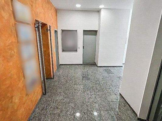 Treppenhaus mit Fahrstuhl