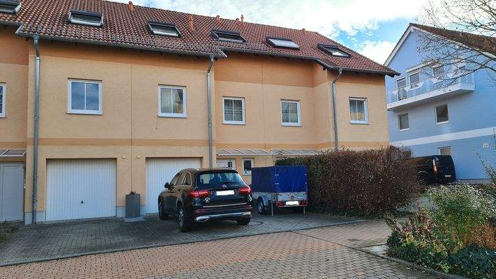 Stellplätze vor dem Haus