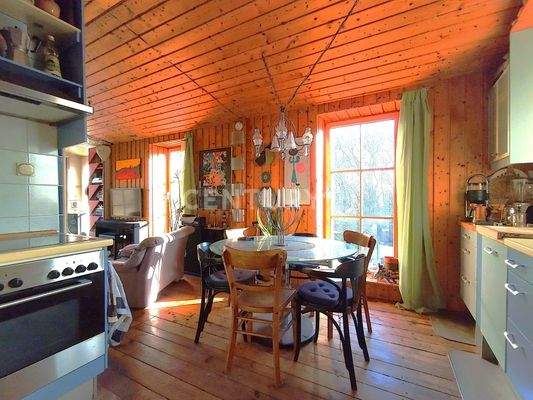 Die Küche mit dem gemütlichen Essbereich