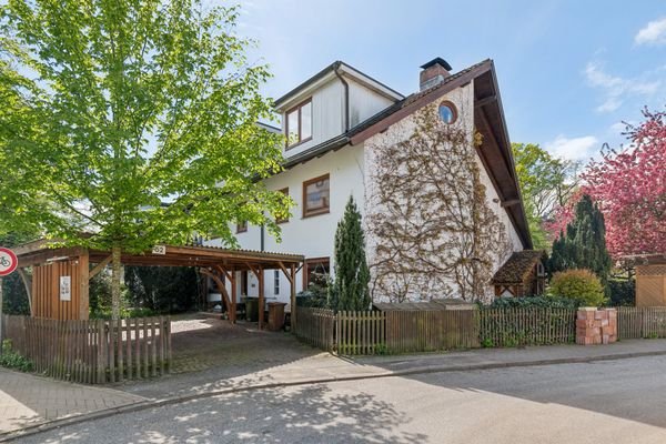 Außenansicht des Hauses und Carportstellplätze