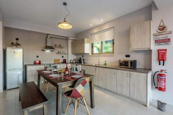 Kreta, Stalos: 2 unabhängige Wohnungen in Strandnähe zu verkaufen