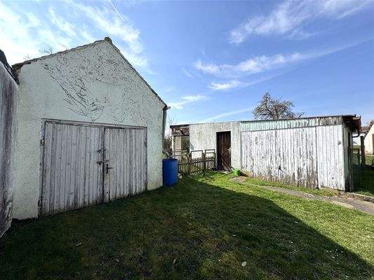 Nebengebäude und Schupen