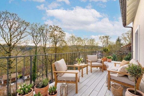 Großzügige Holzterrasse (virtuell möbliert)