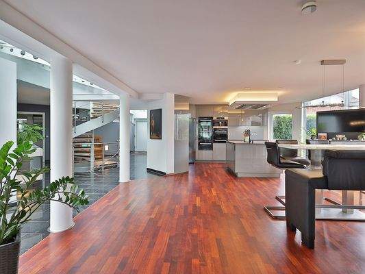 Blick vom Wohnzimmer zur Küche, dem Essbereich und dem Eingangsbereich links