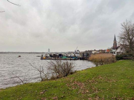 8. gemeinschaftlicher Garten mit Bootssteg.jpg