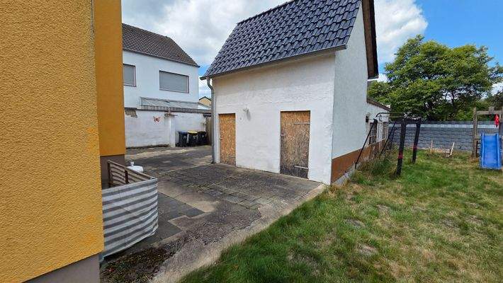 Rückwärtiger Garten und alter Stall