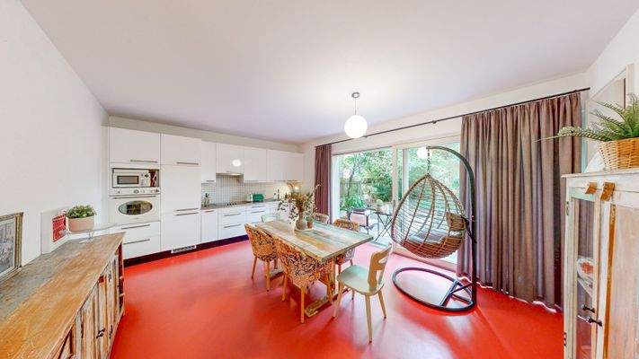 Küche im EG mit Zugang zur Terrasse/Freisitz