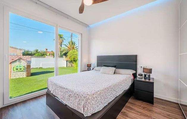 Villa mit Touristenlizenz in Meeresnähe zum Verkauf in Bahía Grande, Mallorca