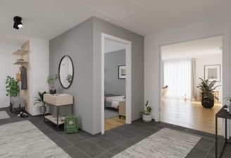 Ein breiter Flur bietet Platz für Regale, Pflanzen