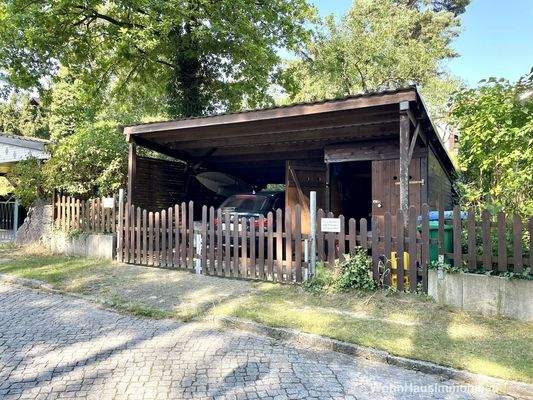 Ein großer Carport mit Schuppen
