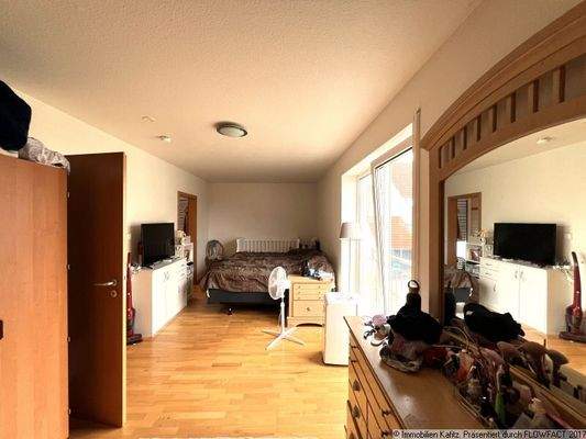 Schlafzimmer mit Ankleidebereich