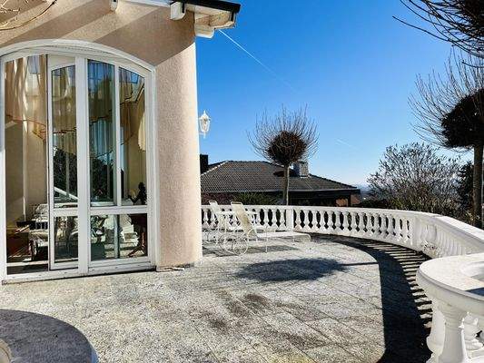 Ihr Sonnenplatz... die bogenförmige Terrasse mit repräsentativem Brüstungsgeländer (Balustrade)