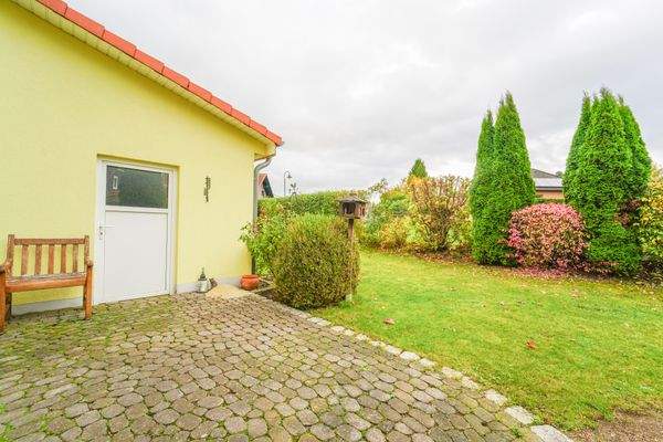 Zugang zum massiv errichteten Anbau