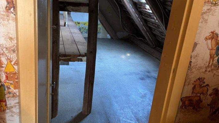 Stauraum auf beiden Seiten des ausgebauten 1. OG