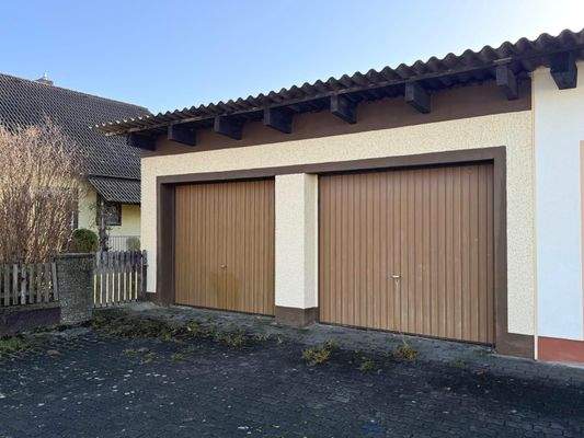 Doppelgarage und Zugang Garten