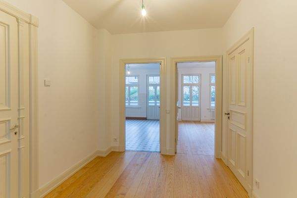 Blick in die Küche und in das Schlafzimmer 