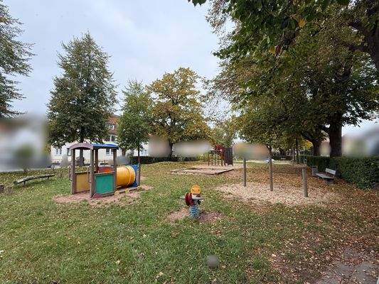 Spielplatz vor der Tür.jpg