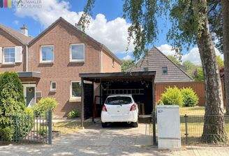 Willkommen zu Hause – Frontansicht mit Carport