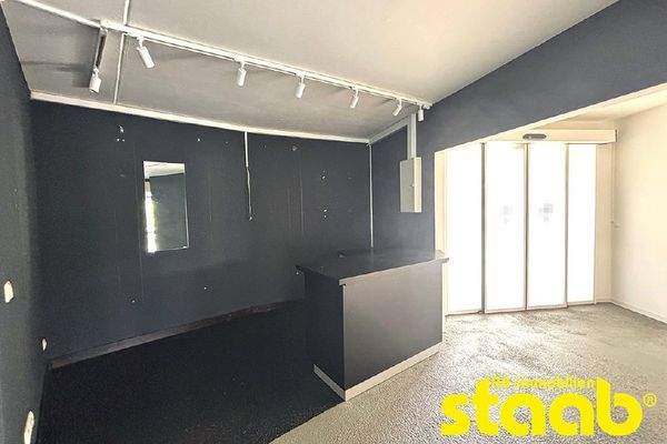 Eingang über Aufzug oder Treppe 1. OG