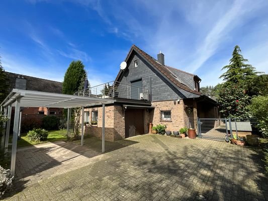 Hausansicht und Carport