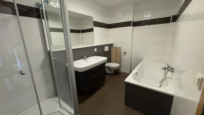 32eb0a0c-12b5-43f9-bd26-8dde4f822e27-1932989426