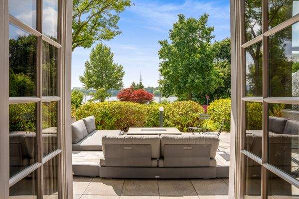 Wohnraum trifft Wasserblick – Terrassenzugang auf Augenhöhe mit der Natur