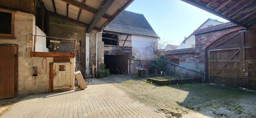 Scheune & Stallungen