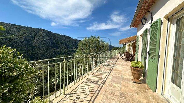 Ruhig gelegene Einfamilienvilla mit herrlichem Ausblick auf das mittelalterliche Dorf Peillon