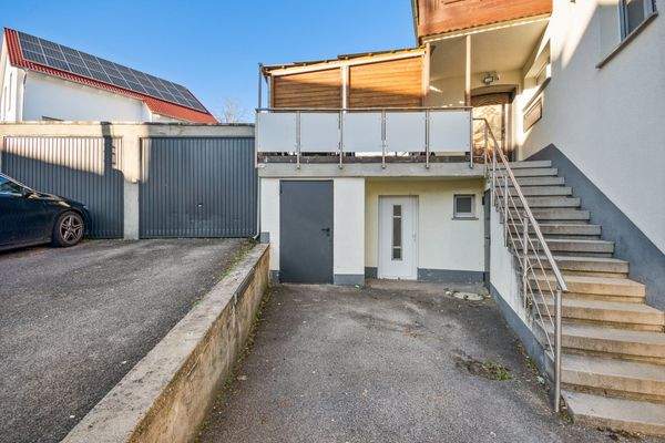 Außenansicht + Garagenstellplatz