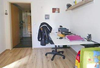 Ankleidezimmer vor dem Bad