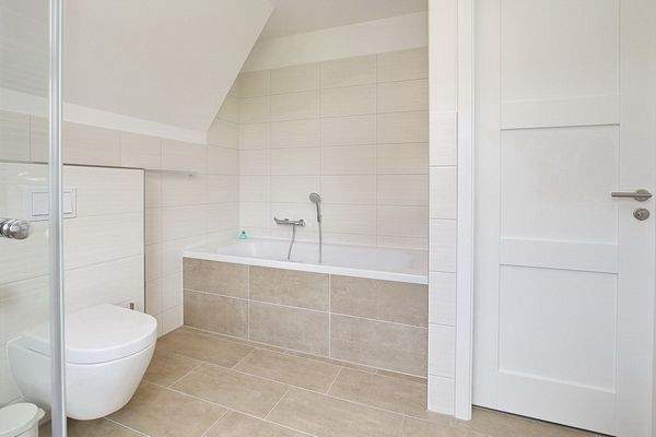 Badezimmer mit Badewanne im 1. OG