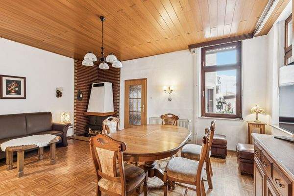 Gemütliches Esszimmer mit Kamin im Erdgeschoss