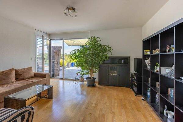 Geräumiges Zimmer mit bodenebenen Fenstern und direktem Zugang zur grossen Terrasse