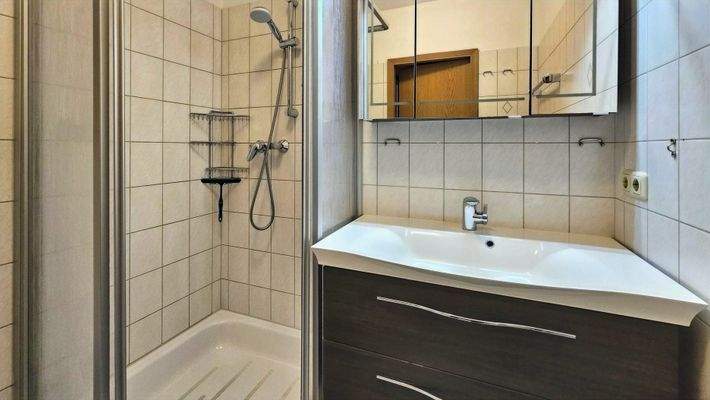 Badezimmer mit Dusche und WC