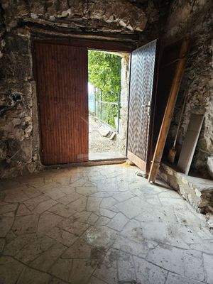 Dalmatinisches Steinhaus mit Steinhof