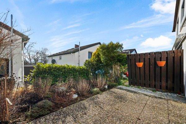 Terrasse mit kleinem Gartenstreifen (3)